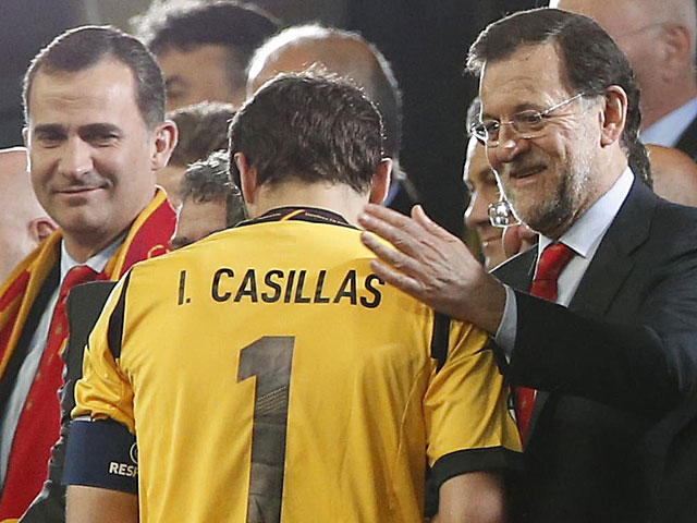 Mariano Rajoy saluda a Iker Casillas tras ganar la Eurocopa este domingo en Kiev. | Juan Medina / Reuters
