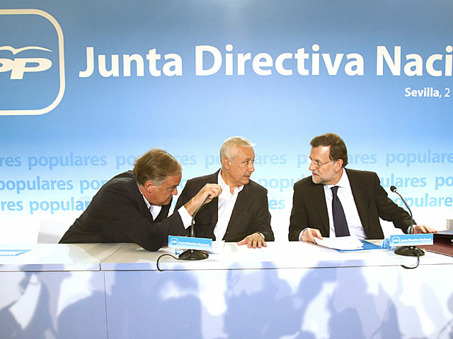 Mariano Rajoy, con su junta directiva en la reunin del PP en Sevilla. | Efe