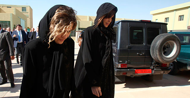 La abogada australiana Melinda Taylor (d) y su intérprete, Helen Assaf (i), tras su liberación. | AFP
