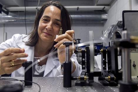 La investigadora Asun Illarramendi muestra una fibra de plstico en su laboratorio. | Iaki Andrs