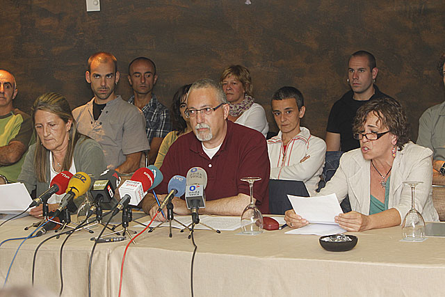 Representantes de los 'medidadores' durante la lectura de un comunicado en Bilbao. | Iaki Andrs