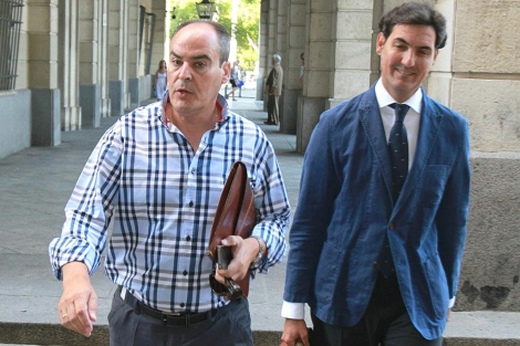 Juan Mrquez -con camisa a cuadros- llega a los juzgados con su abogado. | C. Mrquez