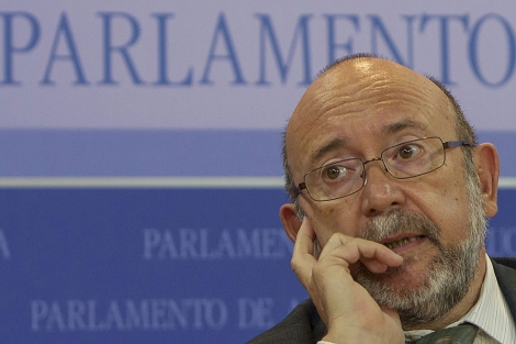 El presidente de la comisin de los ERE, Ignacio Garca (IU), atiende a los medios. | Efe