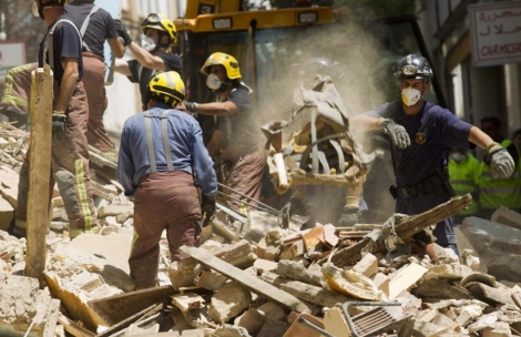 Bomberos retirando escombros del edificio afectado por el derrumbe. | Efe
