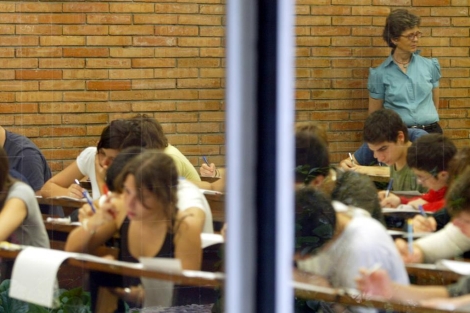 Una docente supervisa un examen en la Universidad Politcnica de Barcelona. | D. U.