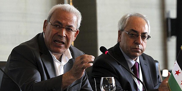 El expresidente del Consejo Nacional Sirio, Ghalioun (i.) y el actual dirigente, Basset Sayda. | Efe