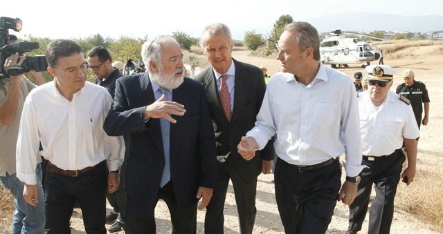 El presidente de la Generalitat, junto al ministro de Medio Ambiente, Arias Caete, ayer en Valencia. | GVA