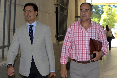 Juan Mrquez (dcha.) junto a su abogado llegando al juzgado. | Efe