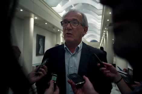 Juan Morano responde a la prensa en los pasillos del Senado. | Javier Barbancho
