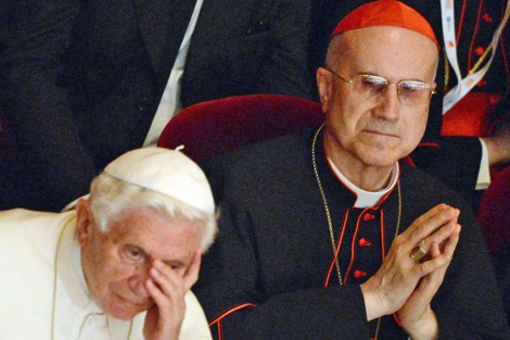 Imagen de archivo del Papa, con el cardenal Bertone. | Afp