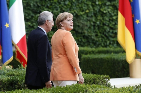 Mario Monti y la canciller de Alemania, ngela Merkel. | Reuters