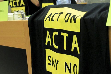 Una camiseta con un mensaje contrario al ACTA en una comisión de la Eurocámara. | Efe