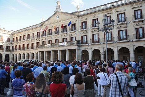 Un grupo de gente ante el Ayuntamiento de Vitoria. |E. M.