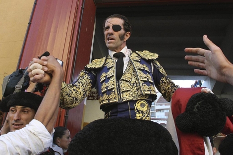 Padilla, el da 1 de julio, saliendo por la puerta grande de la Feria de San Juan | Wifredo Garca