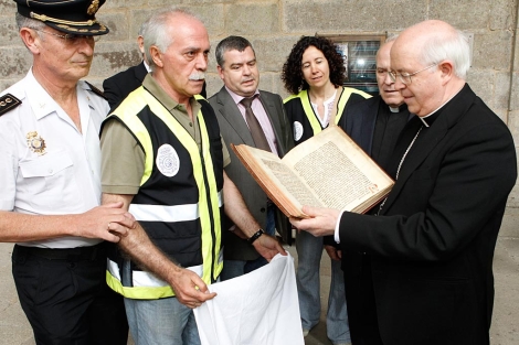 El arzobispo de Santiago examina el Cdice este mircoles. | R. Escudero