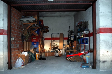 El garaje en el que fue hallado el Cdice (a la dcha). | Polica Nacional