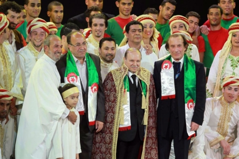 El presidente de Argelia , Abdelaziz Buteflika (c), posa durante las celebraciones. | Efe