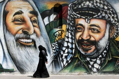 Un mural con el lder de Hamas, Sheikh Yasin junto a Yasir Arafat en Gaza. | Afp