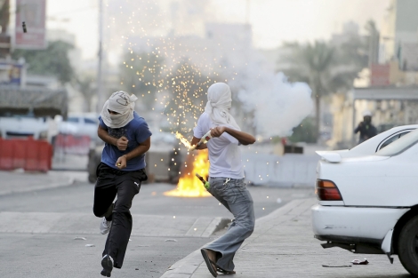 Manifestantes se enfrentan a la polica en Sitra (Bahrein). | Efe