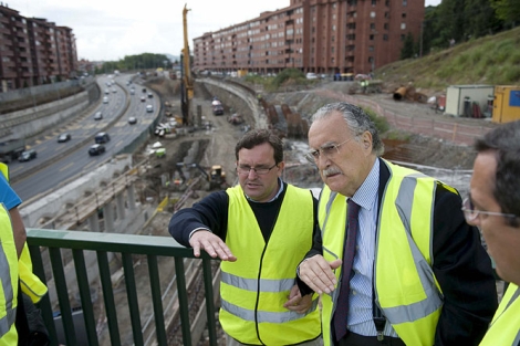 Azkuna y Bilbao escuchas las explicaciones sobre las obras de soterramiento de la A-8. | Efe
