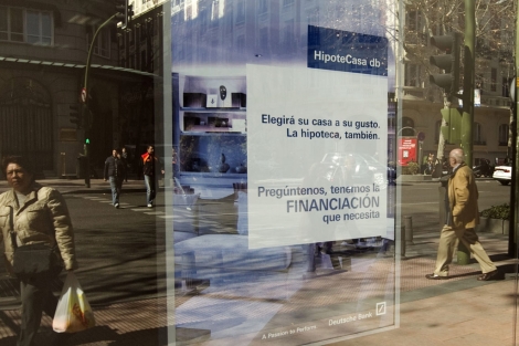 Cartel de una oficina bancaria que ofrece financiacin hipotecaria. | Begoa Rivas.