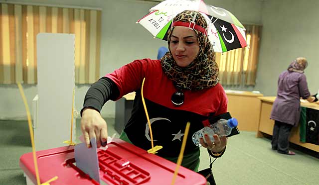 Una joven libia deposita su voto enTrpoli. | Reuters