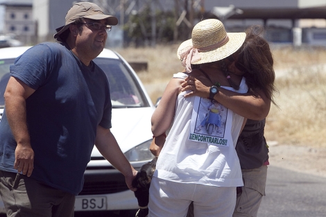 Un familiar abraza a uno de los investigadores. | Madero Cubero