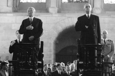 Konrad Adenauer (i) y Charles de Gaulle (d) en el acto de conciliacin. | Afp