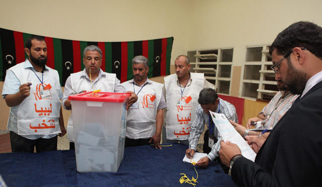Autoridades electorales cuentan votos en Trpoli. | Efe