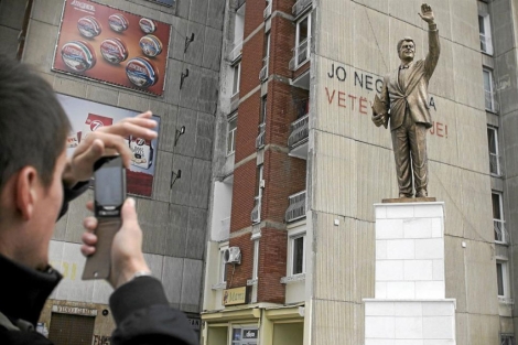 Bill Clinton tiene una plaza y una avenida en Pristina por apoyar la independencia. | Reuters