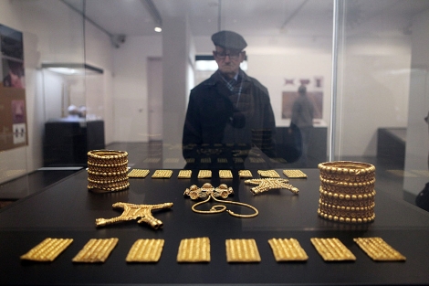 Un visitante observa el tesoro del Carambolo en el Museo Arquelogico. | J. Morn
