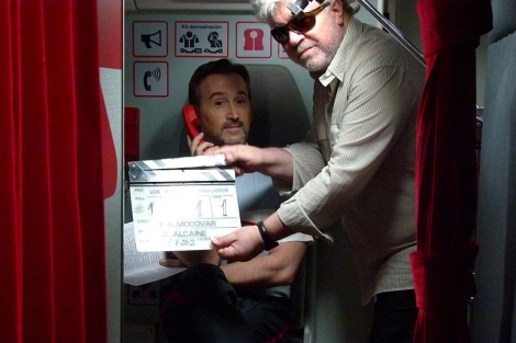 Javier Cmara y Pedro Almodvar, con la primera claqueta de la cinta. | @AgustinAlmo