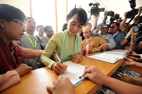 Suu Kyi se registra en las listas a su llegada al Parlamento de Birmania. | SOE THAN WIN