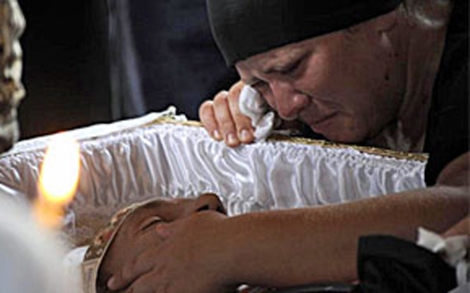 Una mujer llora la muerte de un familiar en Moldavskoe.| Afp
