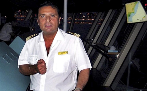 El capitn Francesco Schettino, en el barco. | Foto: Reuters