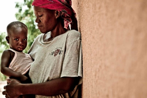 Fotografa facilitada por Intermn Oxfam de una mujer con su hijo. | Pablo Tosco (Efe).