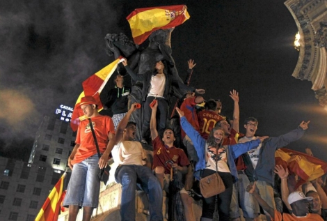 Aficionados de la 'Roja' celebrando el ttulo en plaza Espaa. | Efe