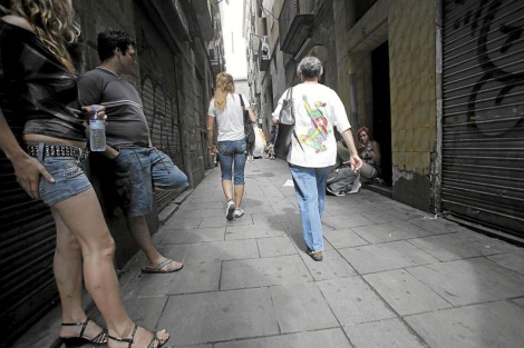 Prostitutas ejerciendo en el Raval. | Joan Manuel Baliellas