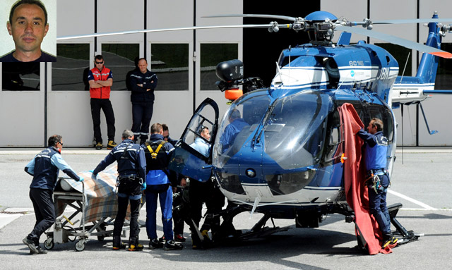 Los servicios de emergencia trasladan los cadáveres en el aeropuerto de Chamonix. En la imagen superior, Joaquín Aguado. | AFP