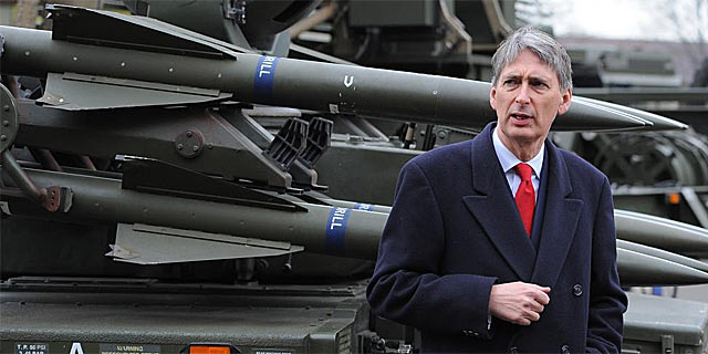 El secretario de Defensa, Philip Hammond, delante de una batería de misiles tierra-aire de la RAF. | Afp