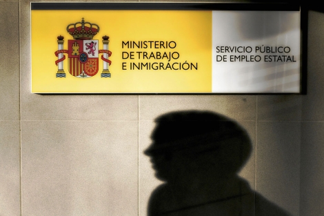 Sombra de un parado en la oficina del Inem. | Carlos Garca Pozo