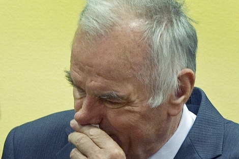 Ratko Mladic, afectado, durante el juicio, antes de que se suspendiera. | Efe