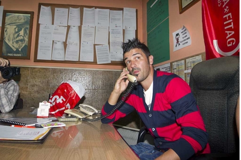 El futbolista, durante su conversacin telefnica con los mineros encerrados. | Alberto Morante / Efe