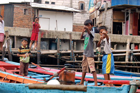 Un grupo de nios juega en una barca. | Concha Esquinas