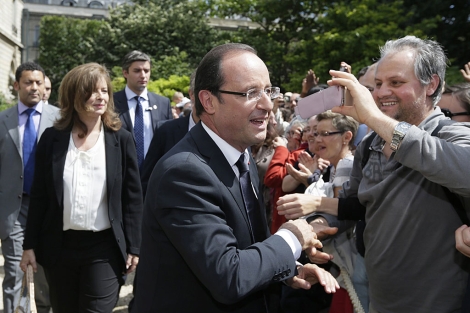 Hollande saluda en el Elseo al pblico junto a Trierweiler . | AFP