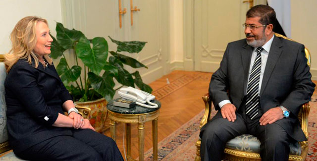 Hillary Clinton dialoga con Mursi.| Afp