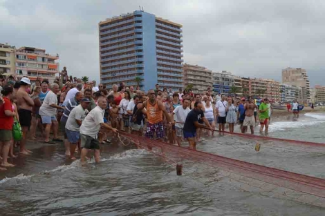 Pescadores rememorando la tirada del copo. | M. Burgos