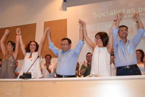 Miguel ngel Heredia (en el centro) tras ser reelegido. | M. Burgos