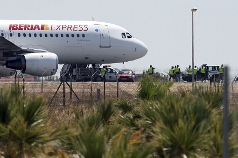 Airbus A320 de Iberia Express en el aeropuerto de Alicante. | Efe