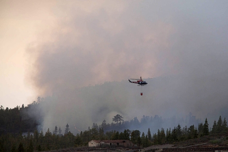 Un helicóptero del Gobierno canario trata de sofocar las llamas en Ifonche. | Efe